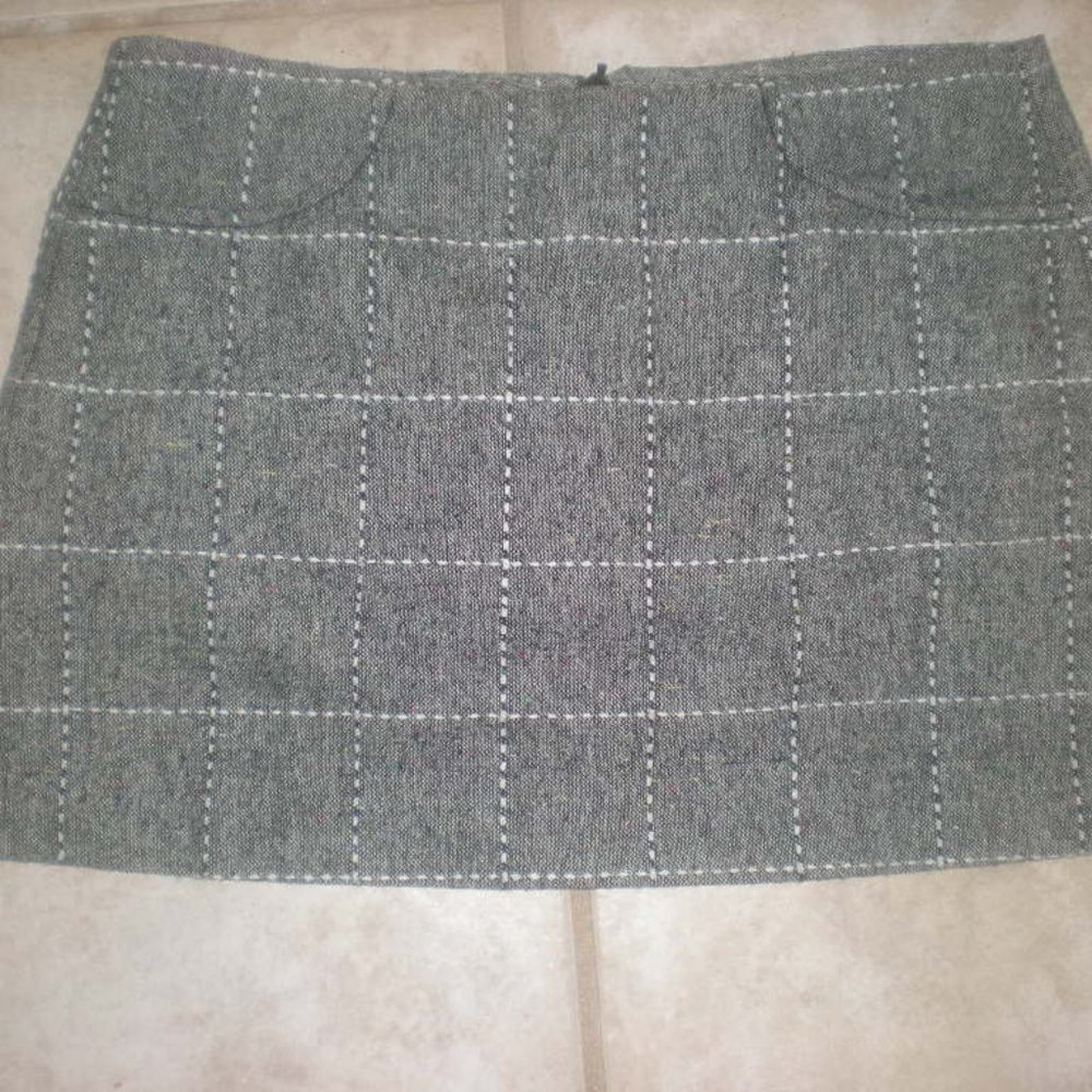 FRENCHI   Brand  Mini  Skirt   NWOT  Size Small  Gray